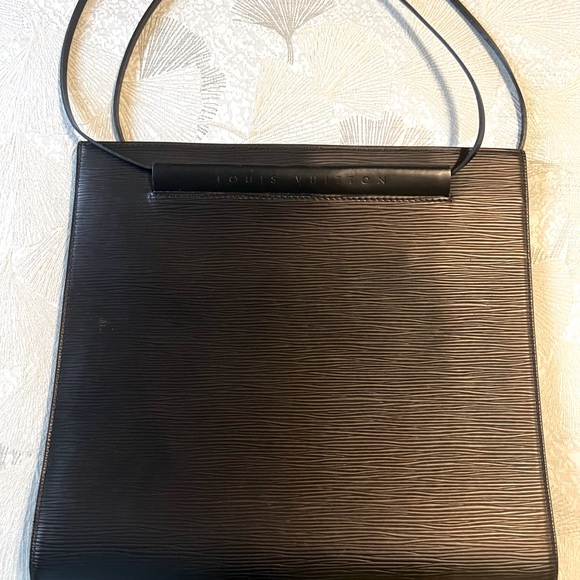 ECU black Authentic Louis Vuitton Saint Tropez EPI SMOKE FREE NO ODORS - Picture 1 of 8